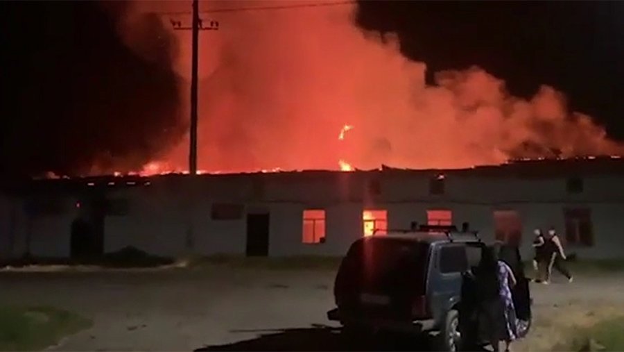 Огонь охватил 250 кв. м территории мебельной фабрики в Абинске